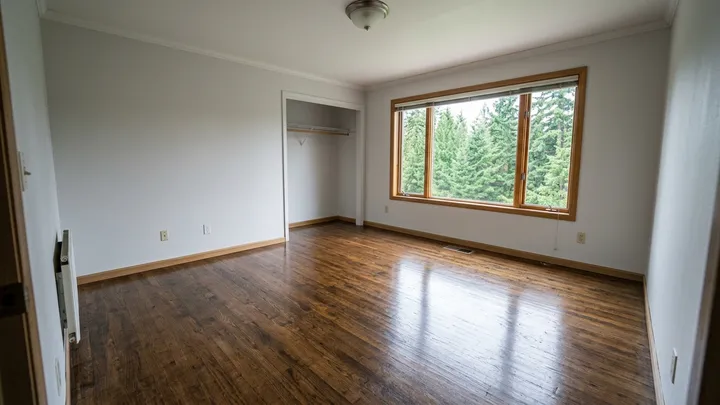 Empty bedroom with a spotless, dust-free floor after a move-out clean in Sammamish, WA